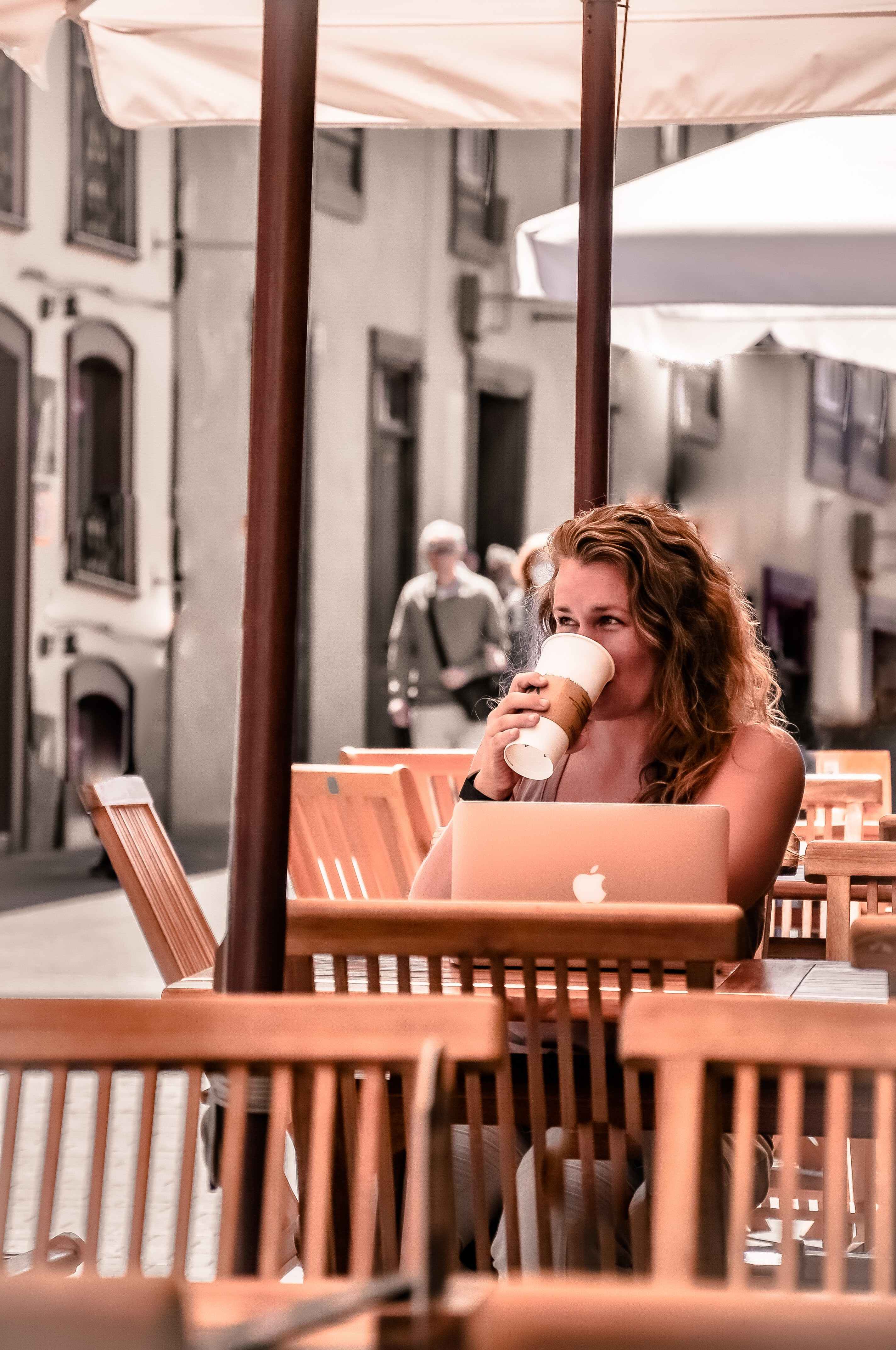 Jessie Faber working from a café with a coffee
